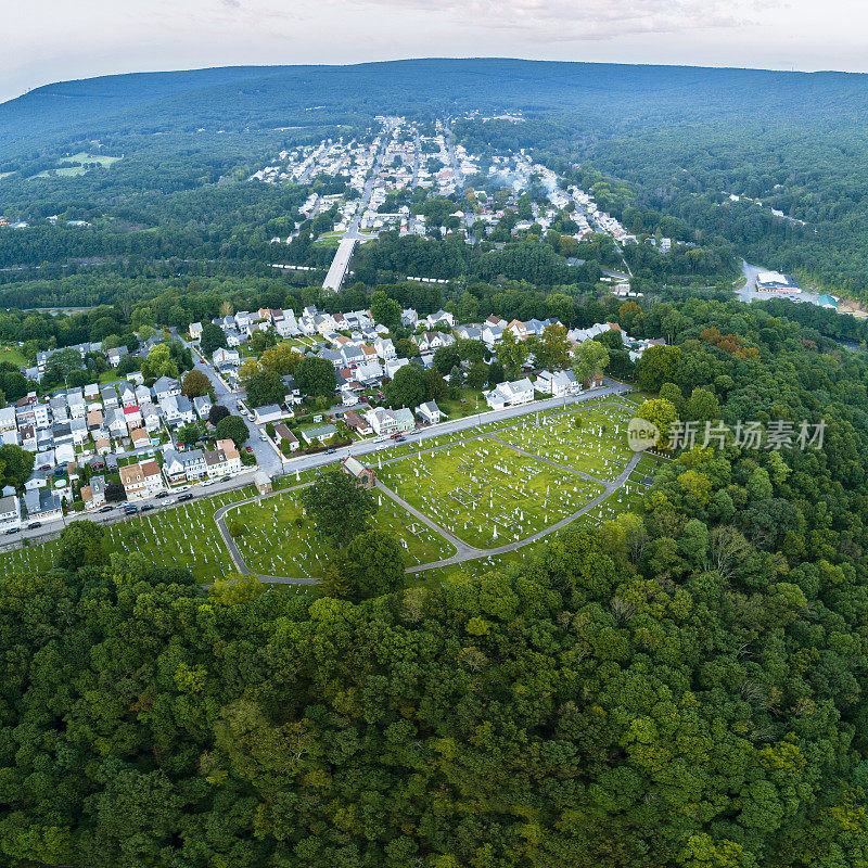 宾夕法尼亚州波科诺斯的小山城Jim Thorpe (Mauch Chunk)的空中全景风景